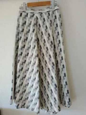 스트로베리 필드 기하학 패턴 플레어 롱 스커트