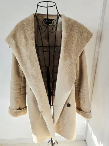 [ Pinky&dianne ] 베이지 후드 부착 무스탕 코트 핑키