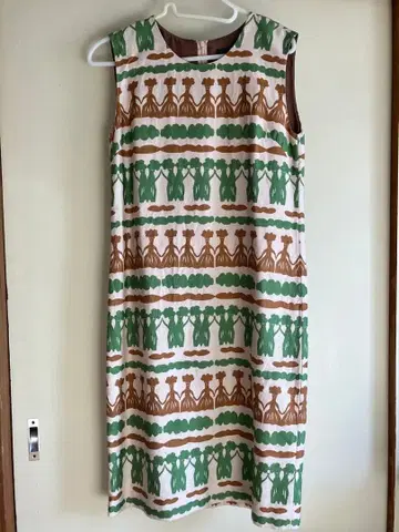 mina perhonen Mrs.Cloud 슬리브리스 무릎 기장 원피스