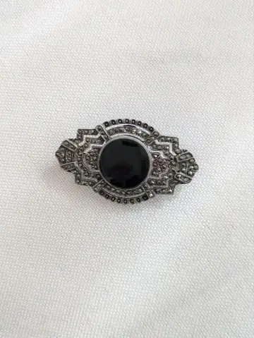 장식적인 블랙 메탈 브로치