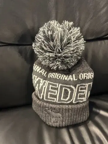 SWEDEN 폼폼 포함 니트 모자