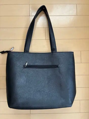 블랙 토트백 외 포켓 부착