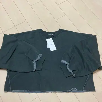 새상품 MOUSSY 라이트 블랙 크롭 맨투맨