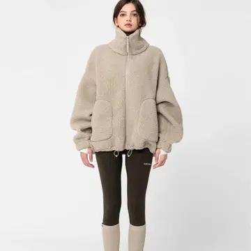 젝시믹스 쉘파 하이넥 점퍼 베이지