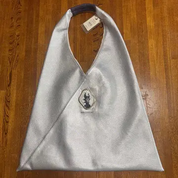 ACCOMMODE 트라이앵글 토트 말레피센트