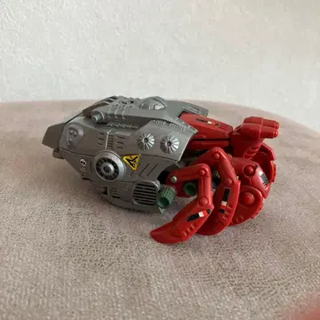 로봇형 프라모델 그레이와 빨간색