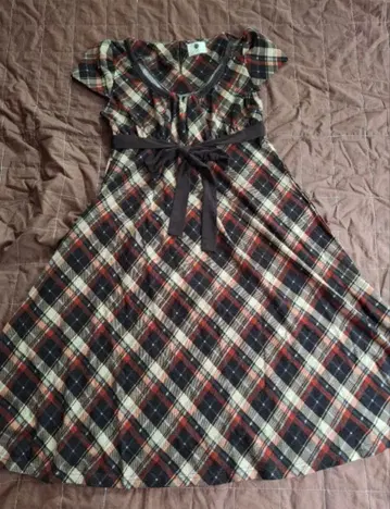 체크 무늬 무릎 기장 원피스 반팔 니트 페미닌