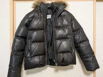 퍼 달린 블랙 다운 자켓