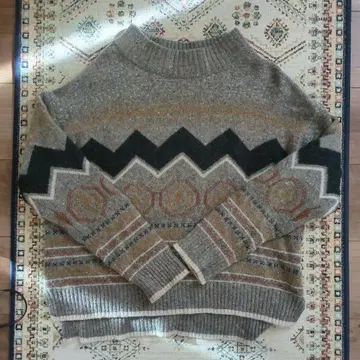yuni 기하학 패턴 베이지 계열 니트 스웨터