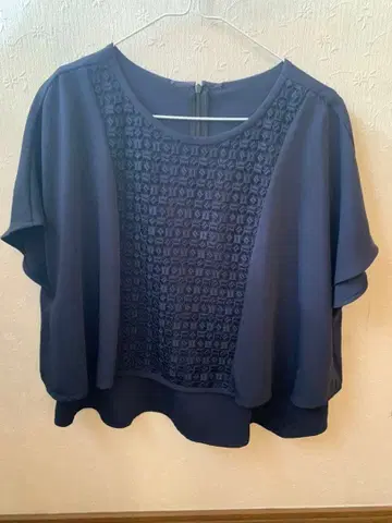 포멀 네이비 반팔 상의 레이스 디테일