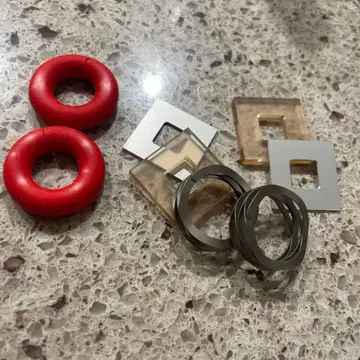 아크릴릭 껌 이어링 by 마사코 반