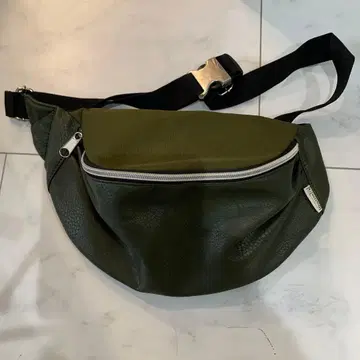 올리브 그린 바디백