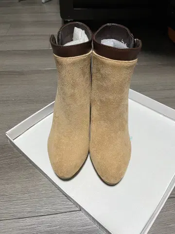 베이지 스웨이드 숏부츠 하이힐