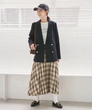 브라운 계열 체크 스커트