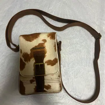 닥터마틴 송치 카우 패턴 숄더백