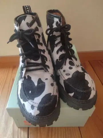 소 패턴 하이컷 부츠