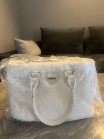 [ 완판 색상 ] 비쥬 체인 달린 pium 하트 퍼 백 화이트