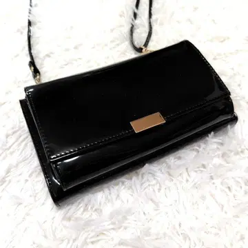 블랙 패턴트 레더 숄더백