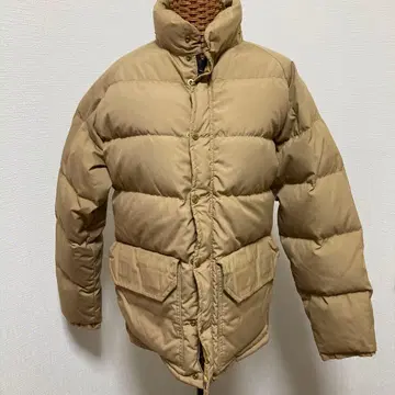 베이지 다운 자켓 버튼 포함