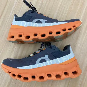 On Cloudstratus 그레이/오렌지 스니커즈