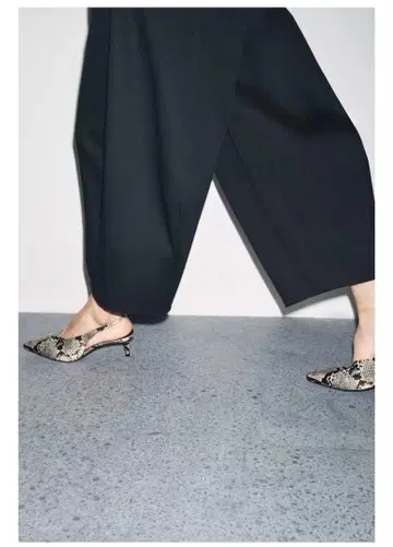 미사용 새상품 ZARA 백 스트랩 펌프스 35 22.8