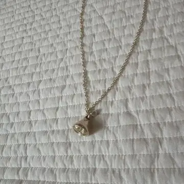 e.m. 벨 종 목걸이