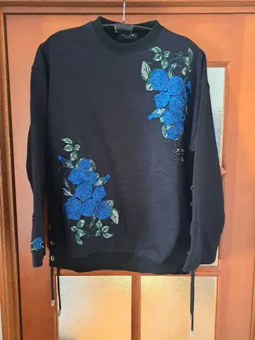 HARE x ADO 파랑 장미 자수 블랙 맨투맨 S