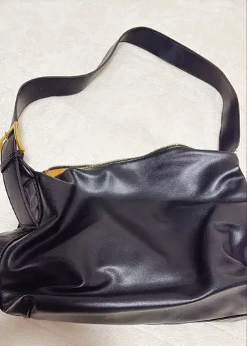 블랙 합성 피혁 숄더백