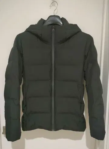 유니클로 남성용 사이즈 S 심리스 다운 파카 (3D 컷)