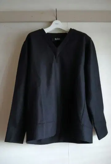 더 리라쿠스 울 맨투맨 새상품급