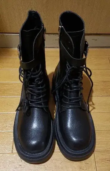 블랙 통굽 레이스업 부츠