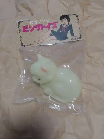핑크토이즈 뒷봄고양이 축광 소프트 비닐 레드샤크