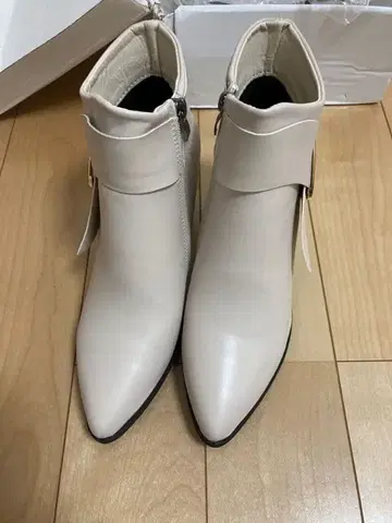 화이트 스틸레토 숏부츠