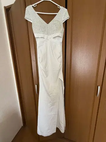 화이트 비즈 장식 V넥 롱 드레스