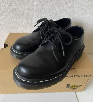 닥터 마틴 블랙 가죽 3홀 화이트 스티치