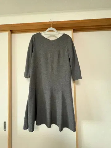 UNTITLED 그레이 V넥 플레어 원피스