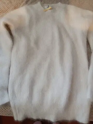 [새상품급] 미라 오웬 복슬복슬 화이트 니트 스웨터