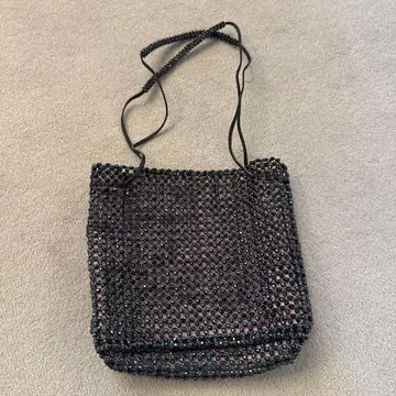 비즈 장식 블랙 토트백
