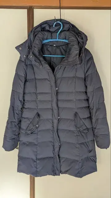 후드 부착 다크 네이비 다운 코트 여성용