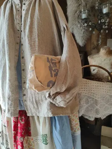 오래된 이야기 같은 세계 정크 패브릭 리메이크 클러치백