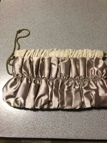 Ships 핑크 베이지 새틴 클러치백