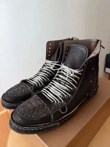 스터드 장식 하이컷 가죽 신발 Kyoji maruyama