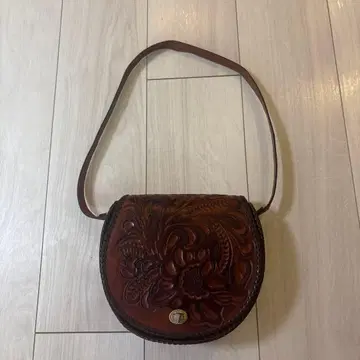 브라운 가죽 꽃무늬 숄더백