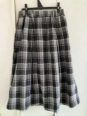 써니클라우드 모노톤 체크 스커트