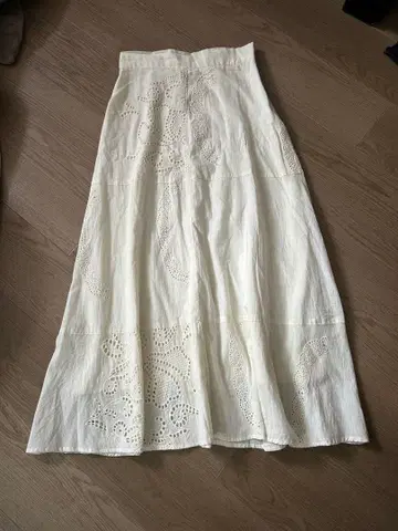 자수 장식 화이트 플레어 스커트