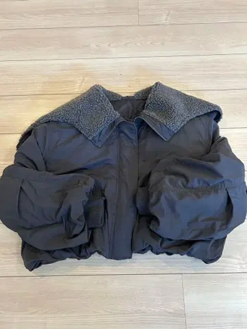 다크 그레이 보아 옷깃 숏 다운 자켓