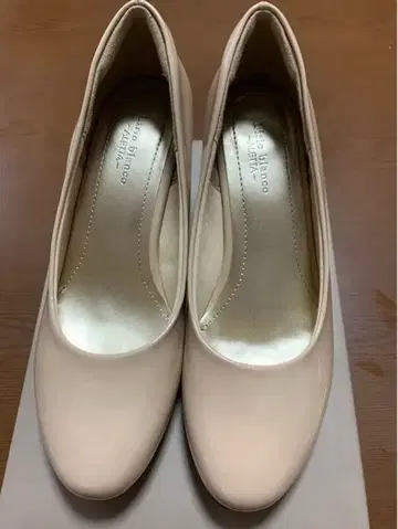 베이지 플레인 펌프스 합성 피혁