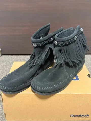 미네통카 블랙 프린지 모카신