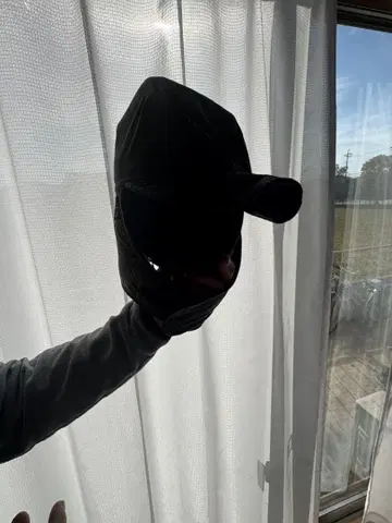 귀도리 달린 블랙 캡