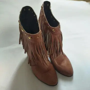 프린지 달린 브라운 부티 가죽